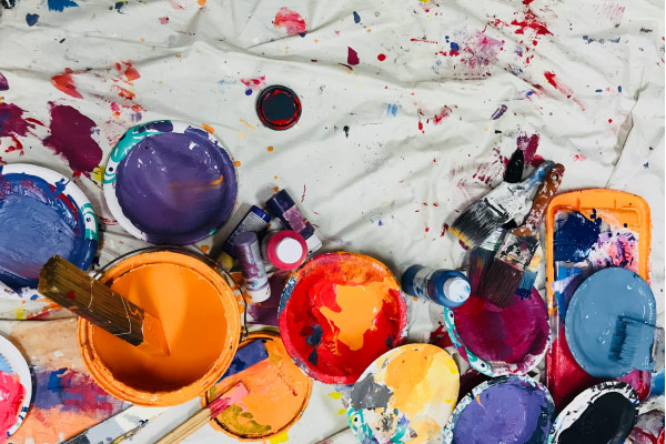 How does art therapy work